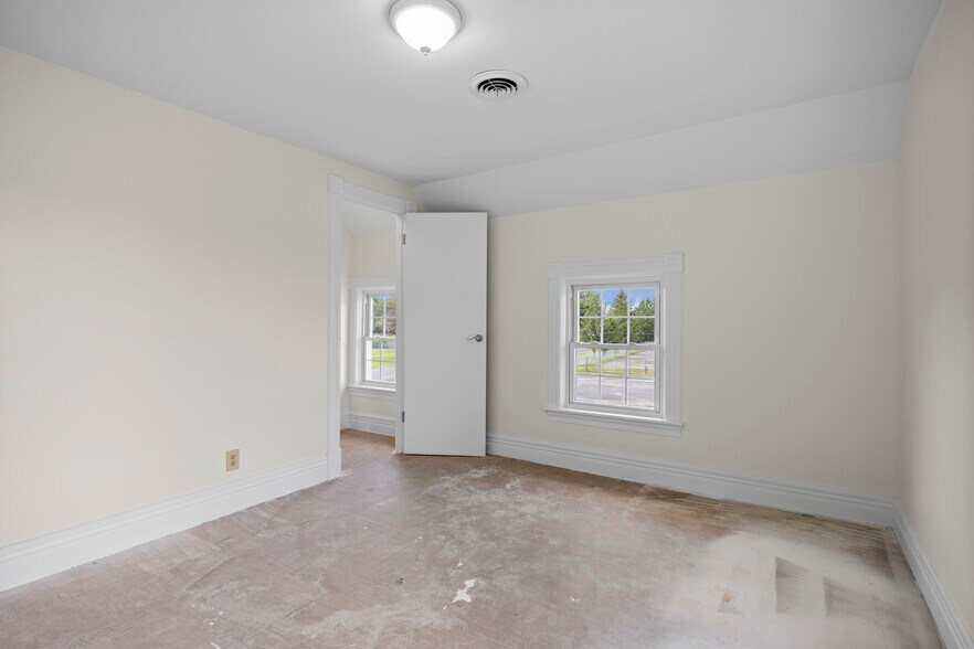 More Photos Of 267 Wolf Rd, Latham Office For Lease