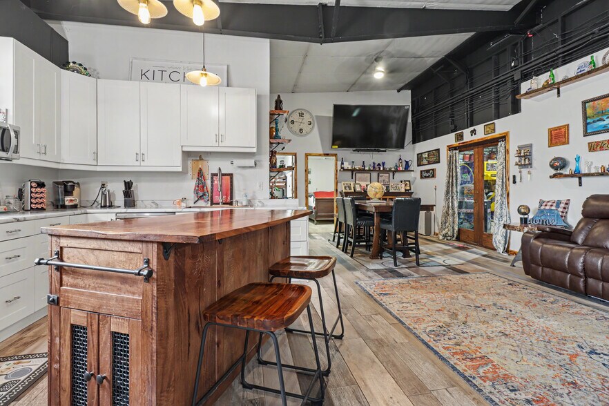 More Photos Of 545 N 1st St, Geneva Warehouse For Sale