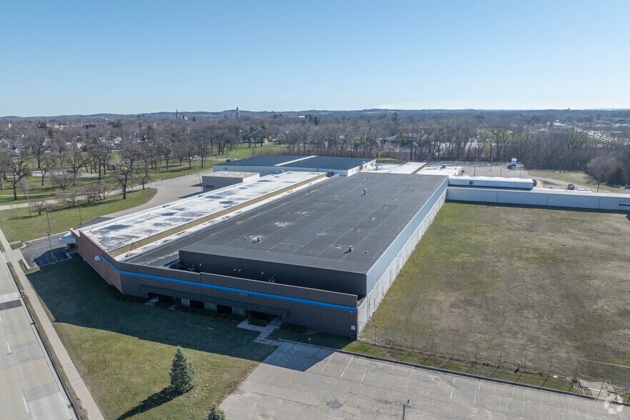 More Photos Of 801-829 Janesville Ave, Fort Atkinson Manufacturing For Sale