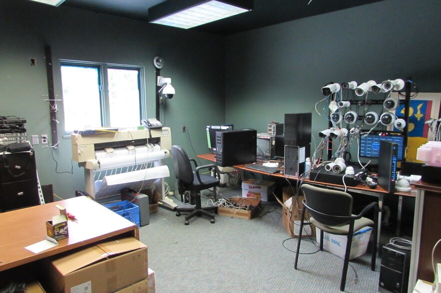 More Photos Of 20 Industrial Dr, Middletown Light Manufacturing For Sale