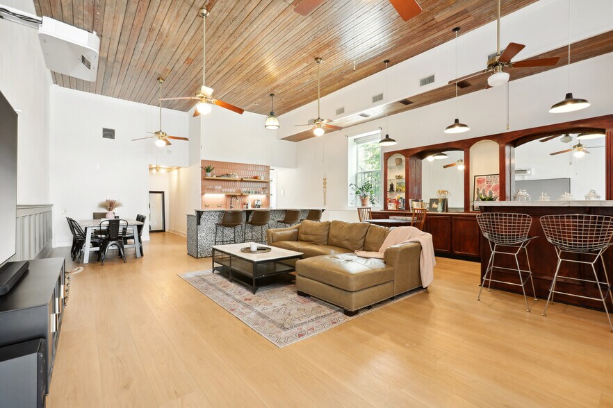 More Photos Of 4 Depot st, Elgin Hotel For Sale
