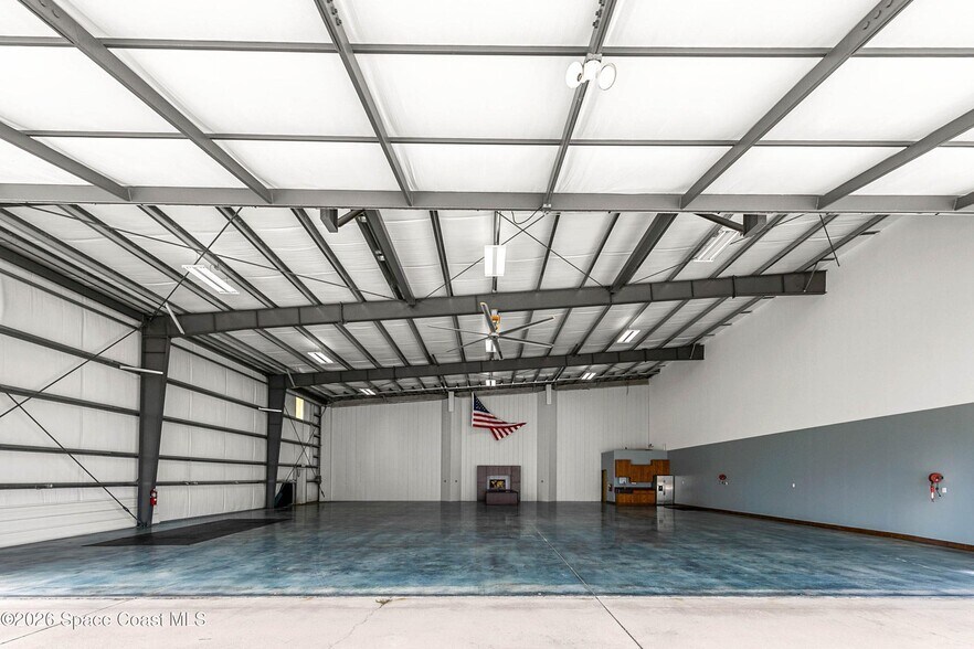 More Photos Of 805 Tower Access Rd, Melbourne Airplane Hangar For Sale
