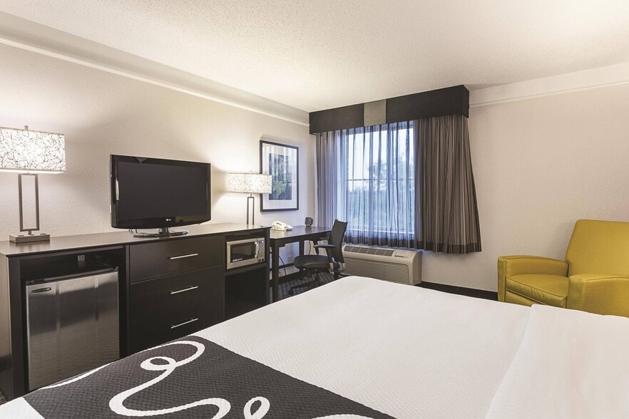 More Photos Of 9009 E Arapahoe Rd, Greenwood Village Hotel For Sale