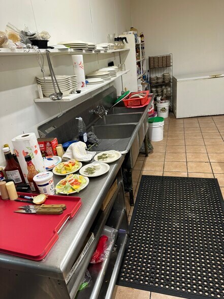 More Photos Of 4 Davis St, Hamlet Restaurant For Sale