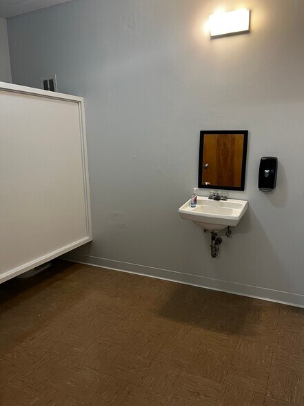 More Photos Of 49 Jefferson St, Phoenix Specialty For Lease