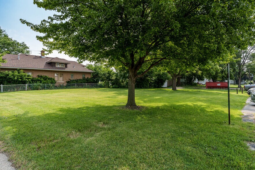 More Photos Of 415 N 3rd St, Rockford Light Distribution For Lease