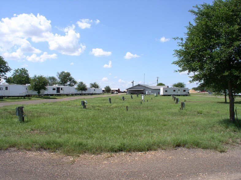 More Photos Of 1009 W Heaton St, Cuero Office For Sale