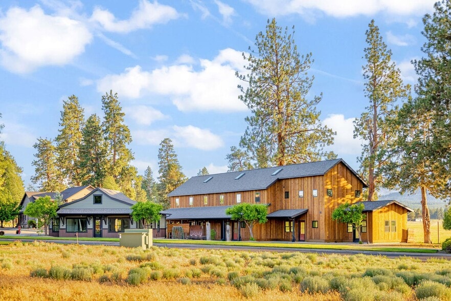 More Photos Of 771-781 W Hood Ave, Sisters Storefront Retail Residential For Lease