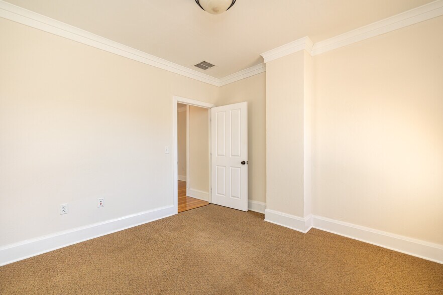 More Photos Of 717 W Riordan Rd, Flagstaff Storefront Retail Office For Sale