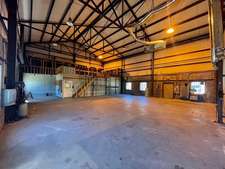 More Photos Of 209 Wilcox St, McKinney Warehouse For Lease