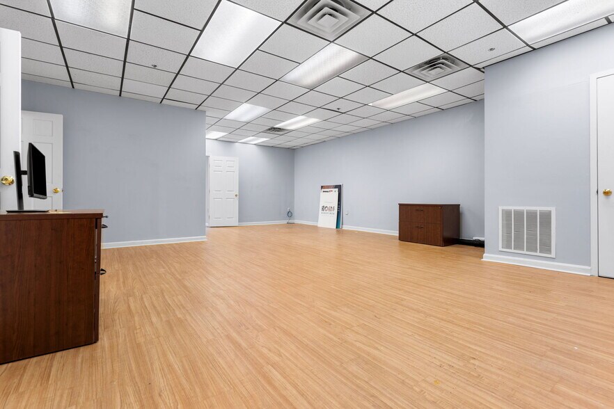 More Photos Of 164 Westford Rd, Tyngsborough Office For Sale