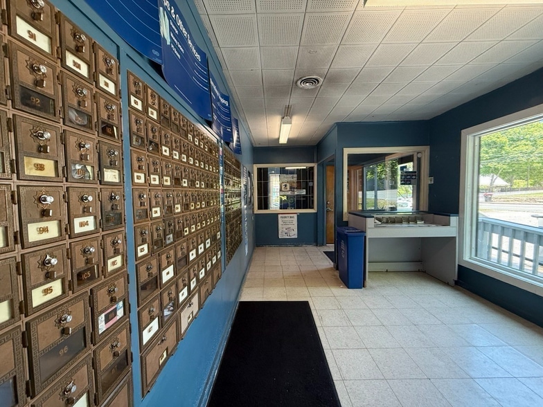 More Photos Of 529 Old County Rd, Westport Post Office For Sale