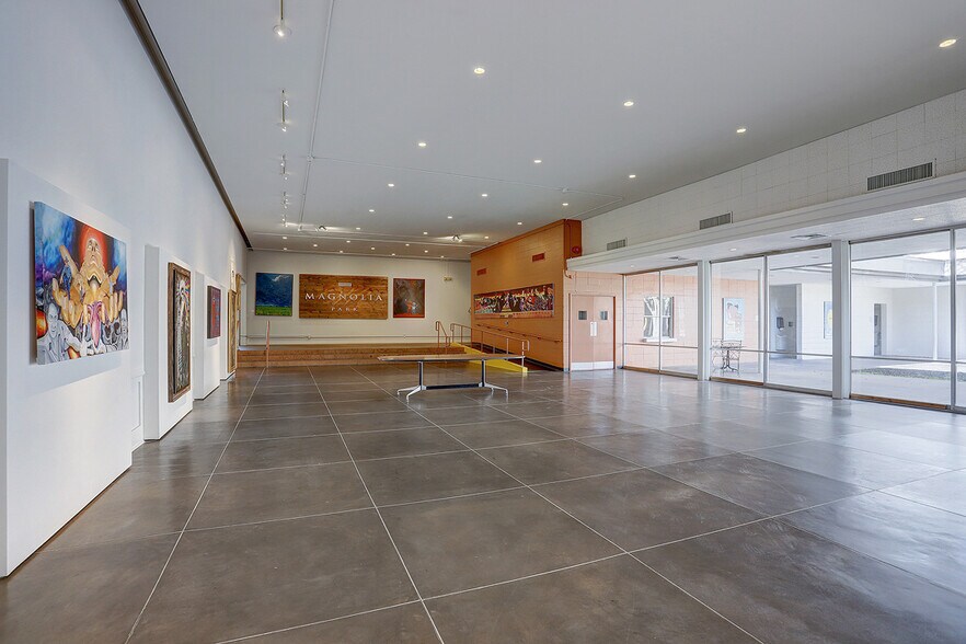 More Photos Of 7305 Navigation Blvd, Houston Office For Sale