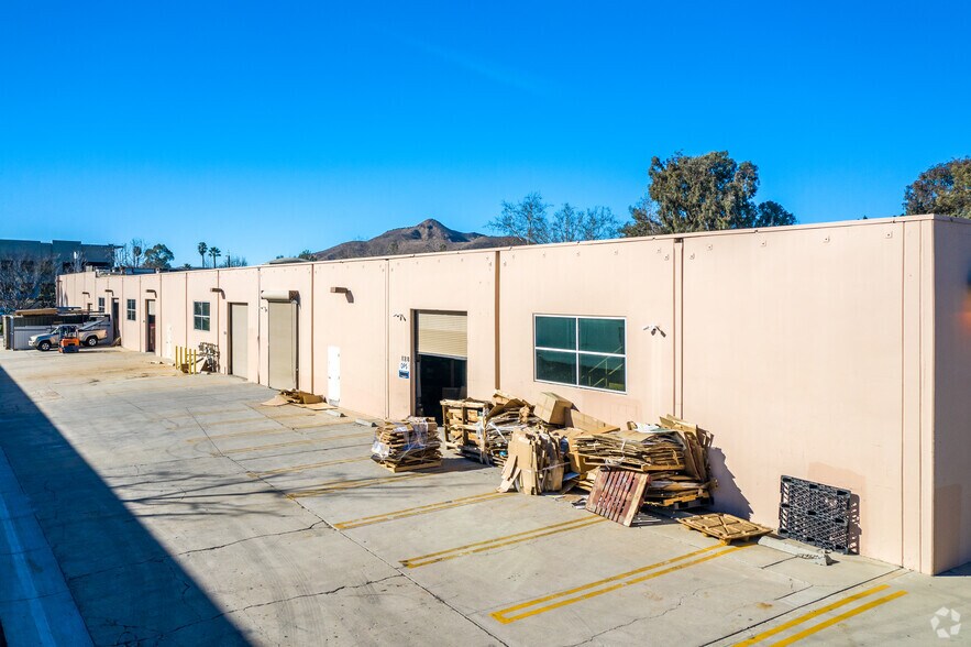 More Photos Of 810 Lawrence Dr, Thousand Oaks Research And Development For Lease