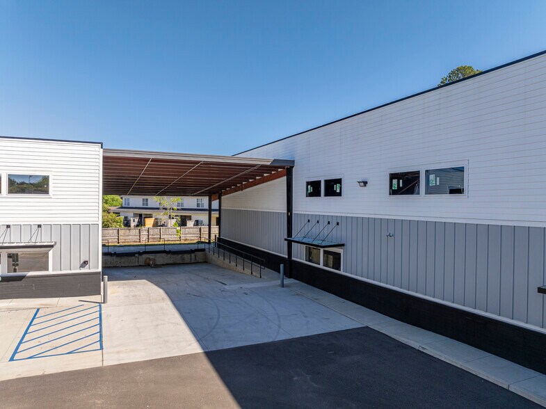 More Photos Of 8120 Windsor Hill Blvd, North Charleston Light Distribution For Sale