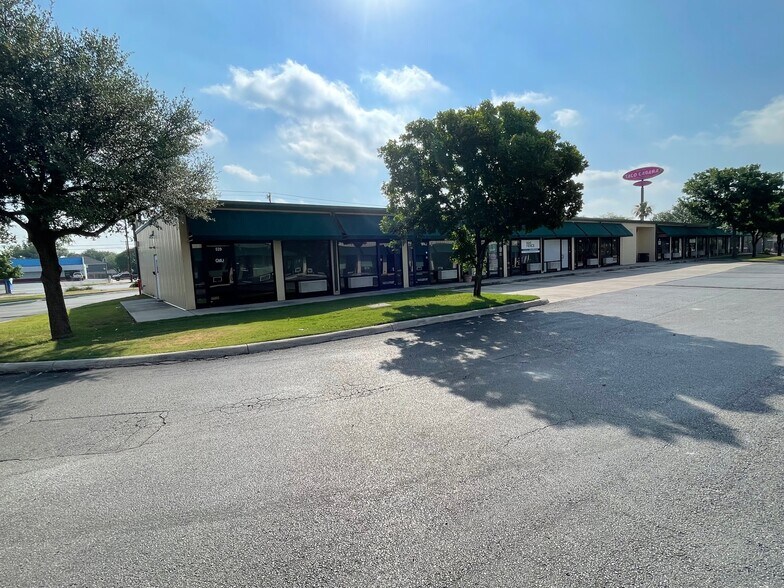 More Photos Of 8034 Culebra Rd, San Antonio Self Storage For Lease