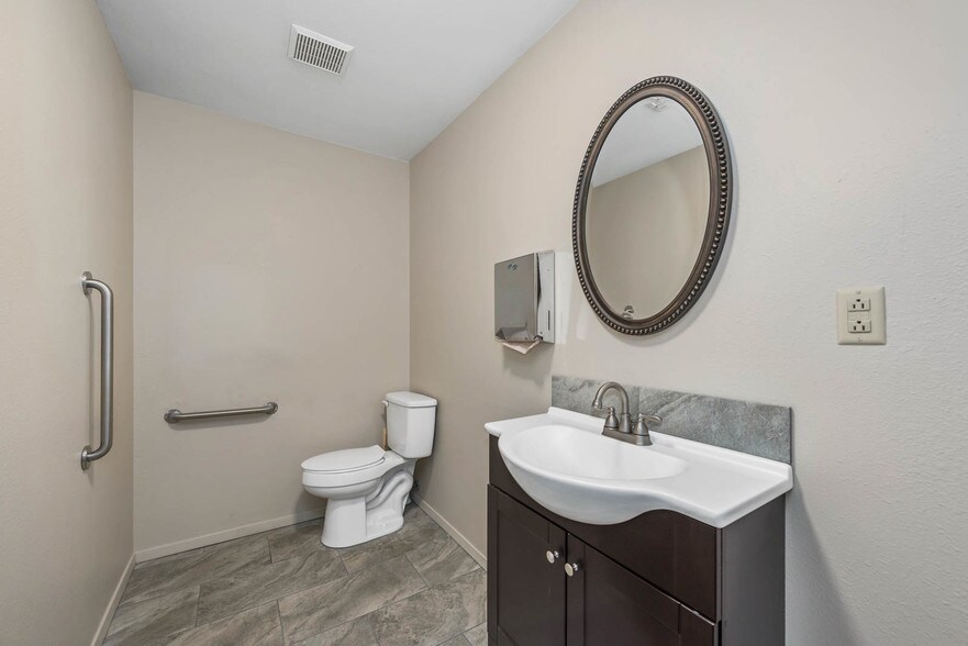 More Photos Of 1803 Greenfield Plz, Bryan Office For Lease