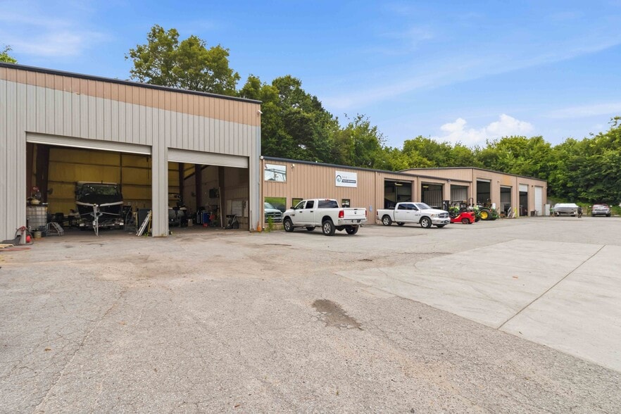 More Photos Of 6080 Lanier Islands Pky, Buford Service For Sale