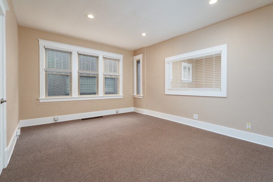 More Photos Of 240 S Buchanan St, Edwardsville Office For Sale