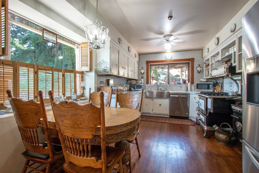 More Photos Of 608 W 6th St, The Dalles Specialty For Sale