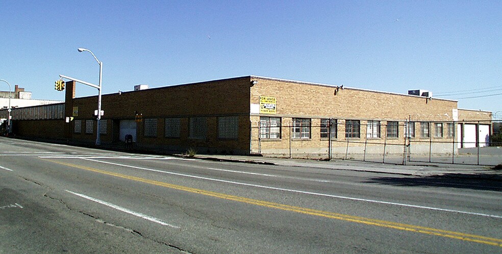 More Photos Of 2121-2225 W Fort St, Detroit Warehouse For Lease