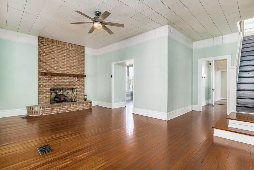 More Photos Of 6849 Oak St, Milton Freestanding For Lease