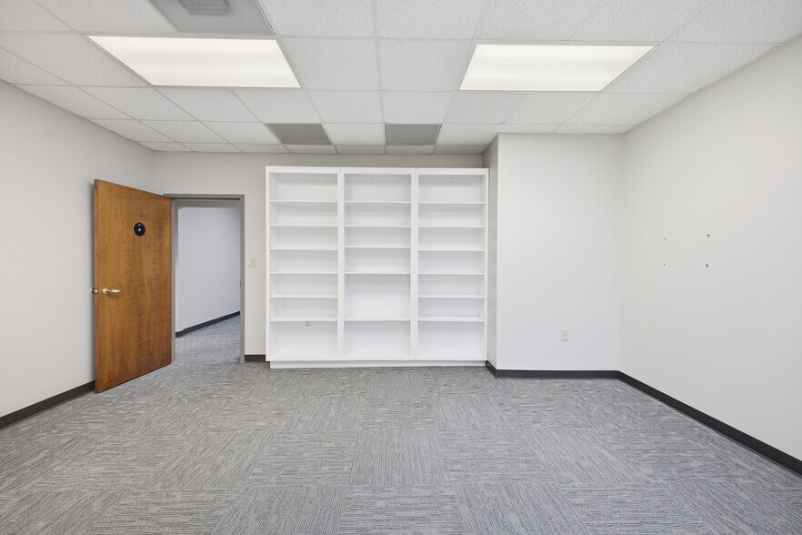 More Photos Of 2901 Coltsgate Rd, Charlotte Office Residential For Lease