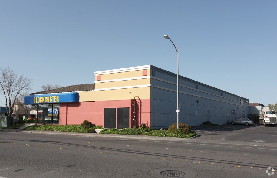 More Photos Of 2 W Court St, Woodland Freestanding For Lease