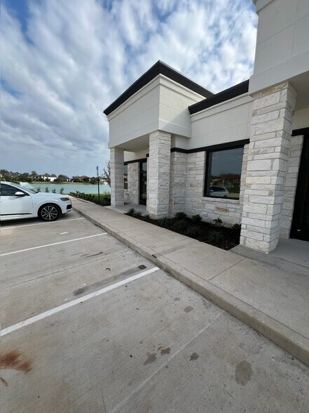 More Photos Of 5501 Cabrera Dr, Sugar Land Unknown For Lease