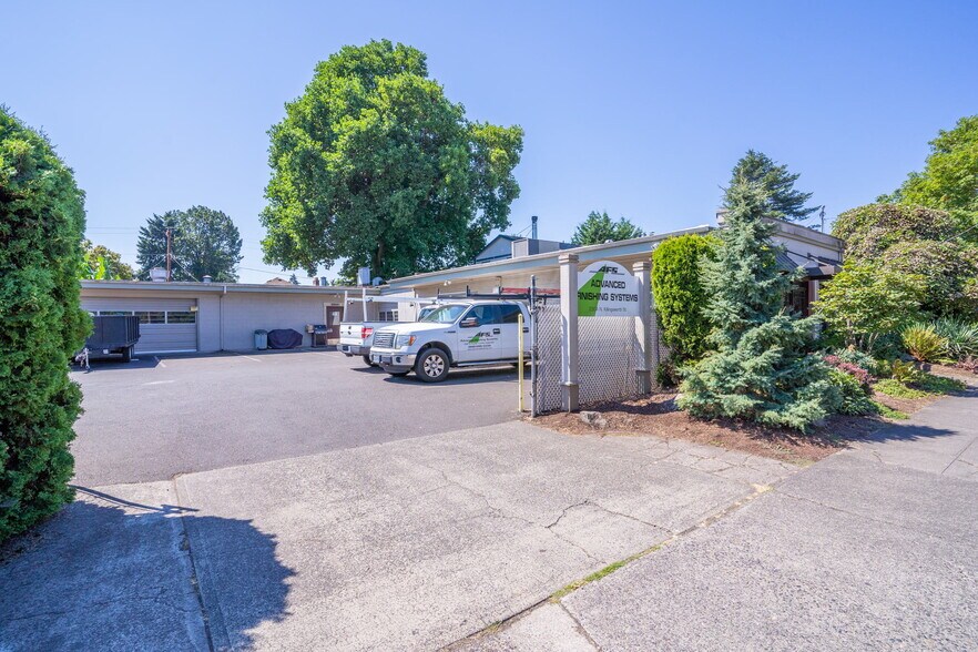 More Photos Of 2304 N Killingsworth St, Portland Warehouse For Sale