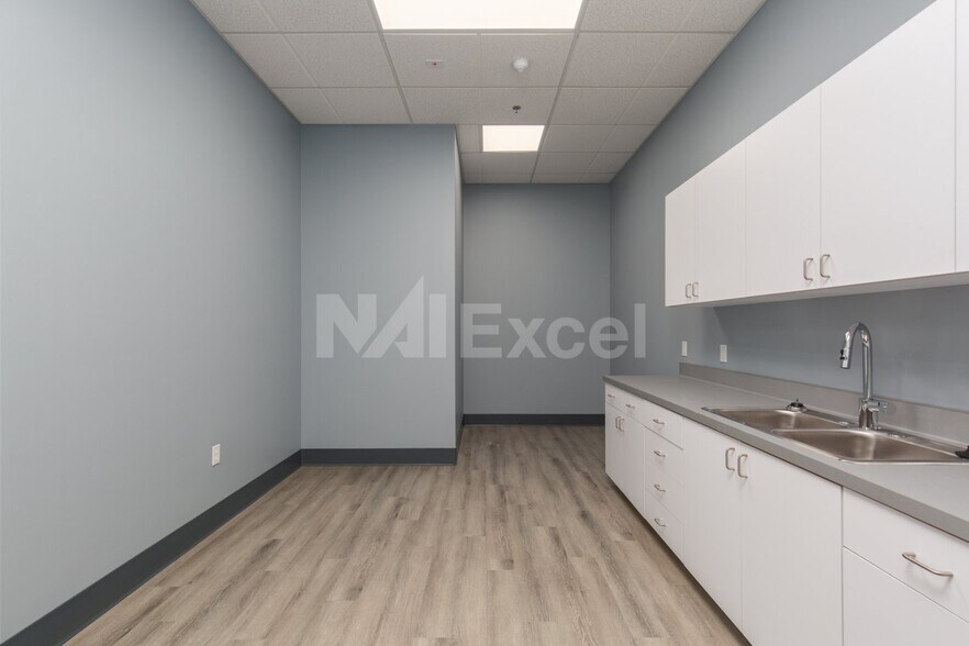 More Photos Of 2880 Simmons St, North Las Vegas Distribution For Sale