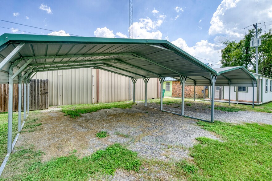 More Photos Of 212 S Tammye Ln, Madisonville Office For Sale