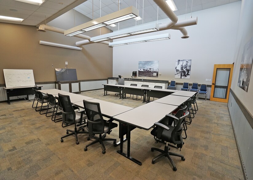 More Photos Of 940 E Wine Country Rd, Grandview Office For Lease