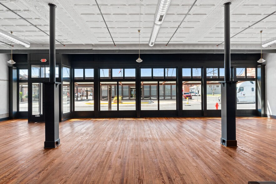 More Photos Of 119 W San Antonio St, Lockhart Storefront Retail Office For Lease