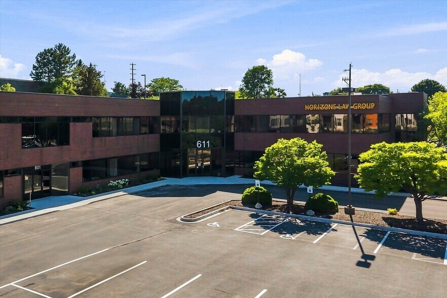 More Photos Of 601-611 N Barker Rd, Brookfield Office For Lease