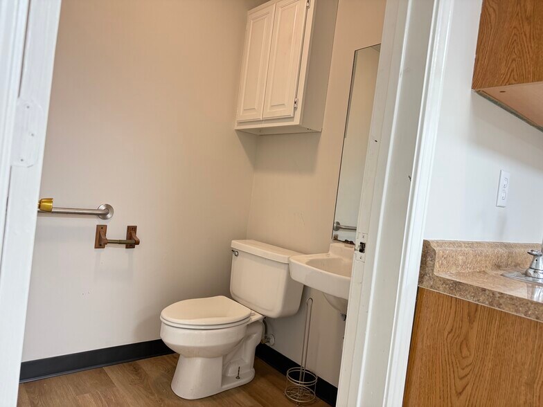 More Photos Of 413 N Walnut Ave, Broken Arrow Warehouse For Lease