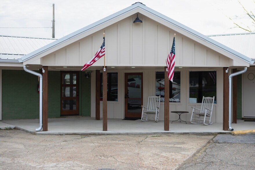 More Photos Of 6199 US-165 Hwy, Columbia Hotel For Sale