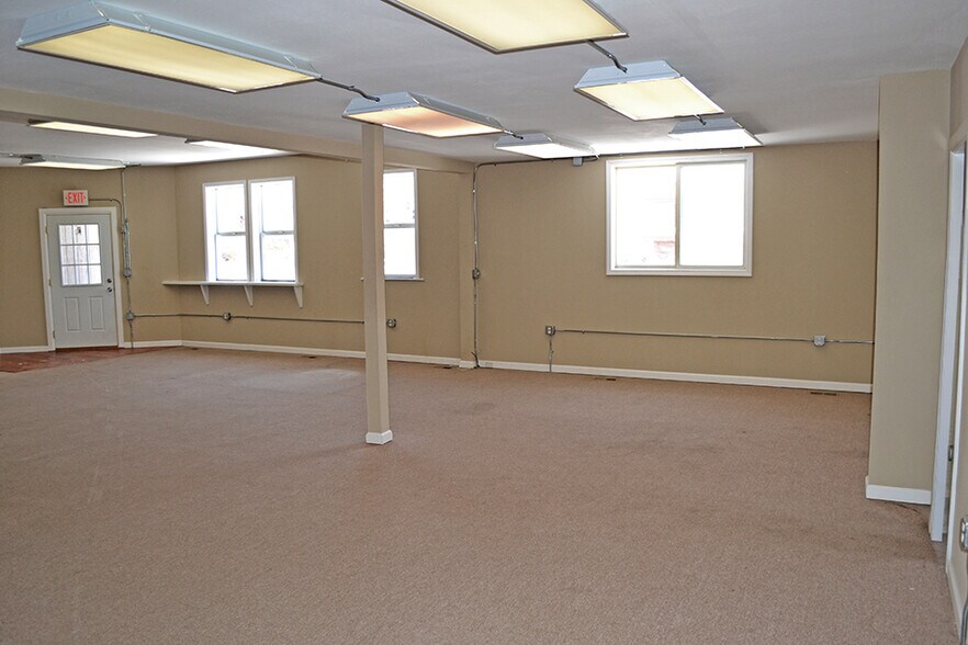 More Photos Of 1830 E B St, Belleville General Retail For Lease