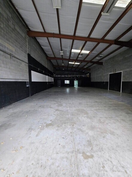 More Photos Of 19 Hannah Way, Rossville Flex For Lease