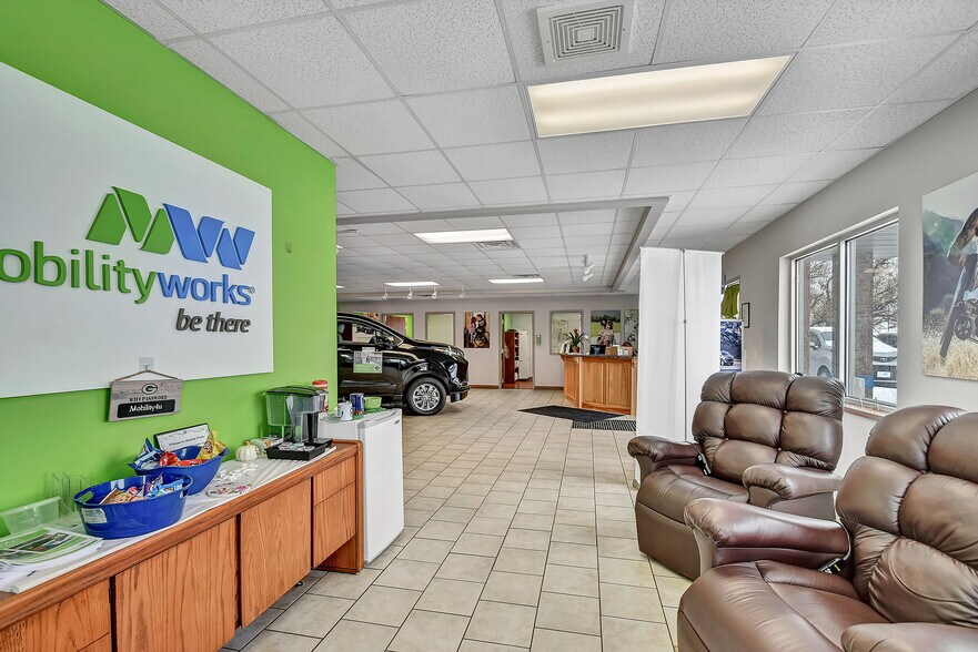 More Photos Of 844 Ontario Rd, Green Bay Showroom For Sale