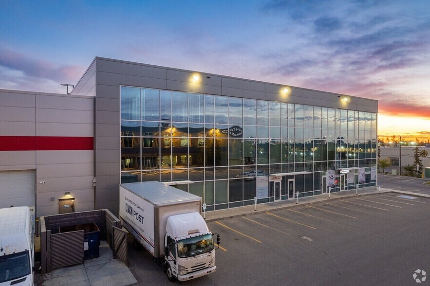 More Photos Of 3223 5 Av NE, Calgary Office For Sale