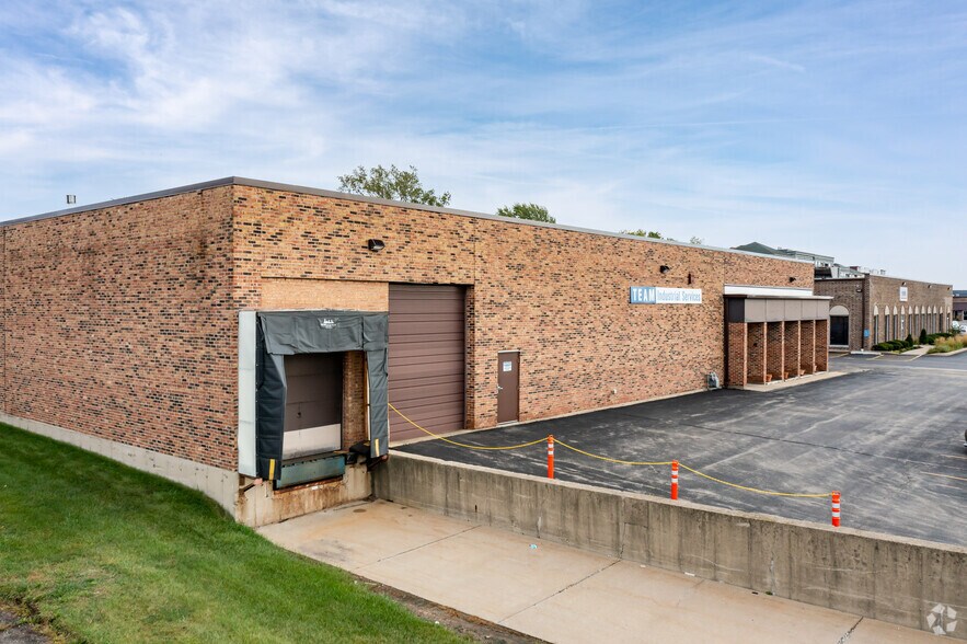 More Photos Of 10 Eisenhower Ln N, Lombard Warehouse For Lease