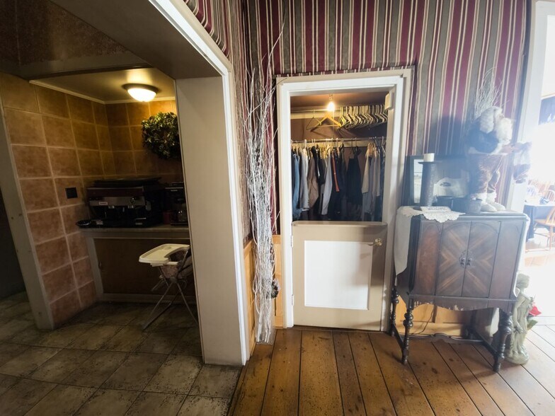 More Photos Of 15 Berkley Rd, Barnesville Restaurant For Sale