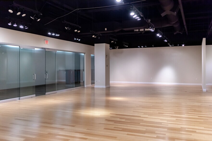 More Photos Of 495 S Grand Central Pky, Las Vegas Showroom For Lease