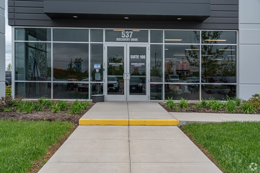 More Photos Of 537 Discovery Dr, West Chicago Distribution For Lease
