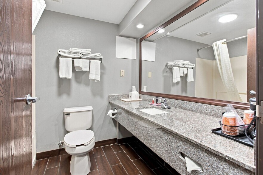 More Photos Of 634 David St, Centerville Hotel For Sale