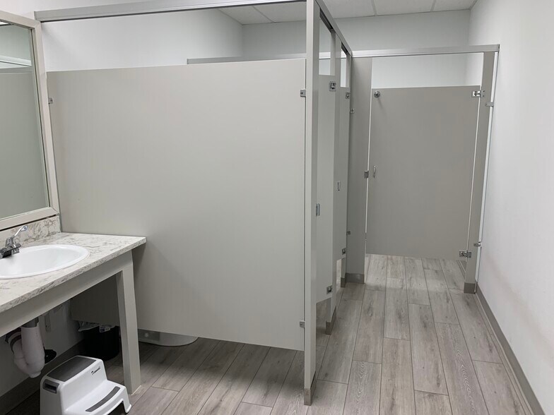 More Photos Of 12830 Cogburn Ave, San Antonio Light Distribution For Lease