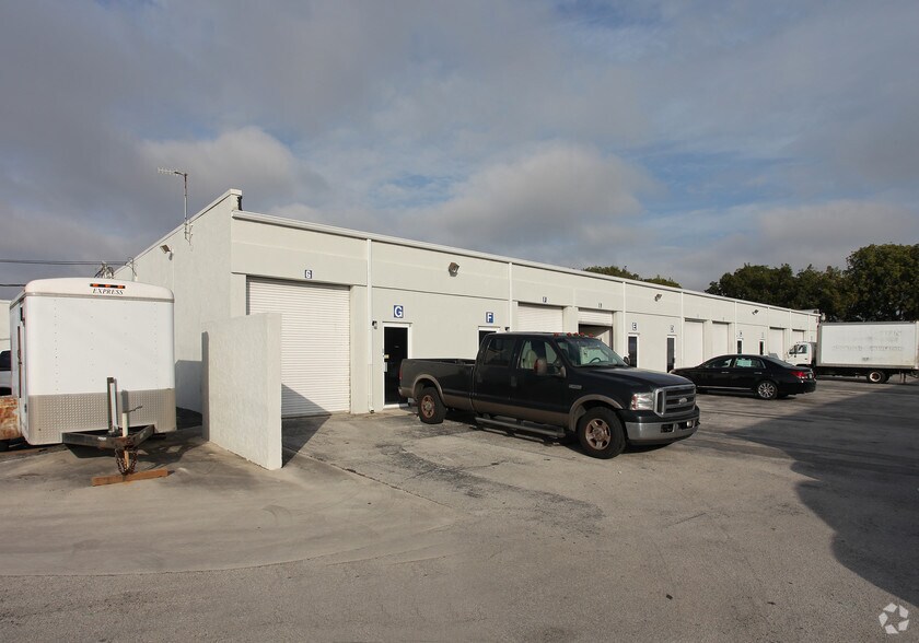 More Photos Of 1372-1374 N Killian Dr, West Palm Beach Warehouse For Lease