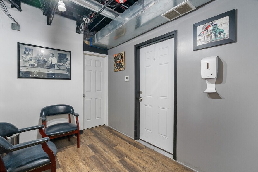 More Photos Of 3100 S Oak Park Ave, Berwyn Office For Sale