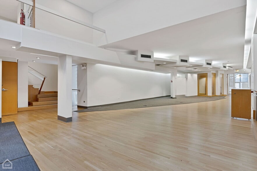 More Photos Of 1309-1311 E 57th St, Chicago Office For Lease
